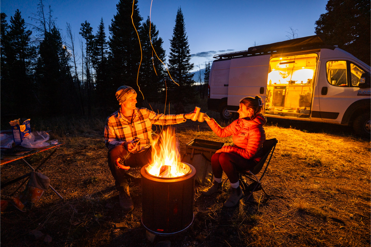 A couple enjoying a smokeless experience around the PACKFIRE fire pit